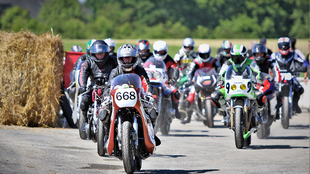 Démonstration de motos anciennes à Trélivan