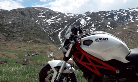 Ex-Yougoslavie en Ducati Monster 696