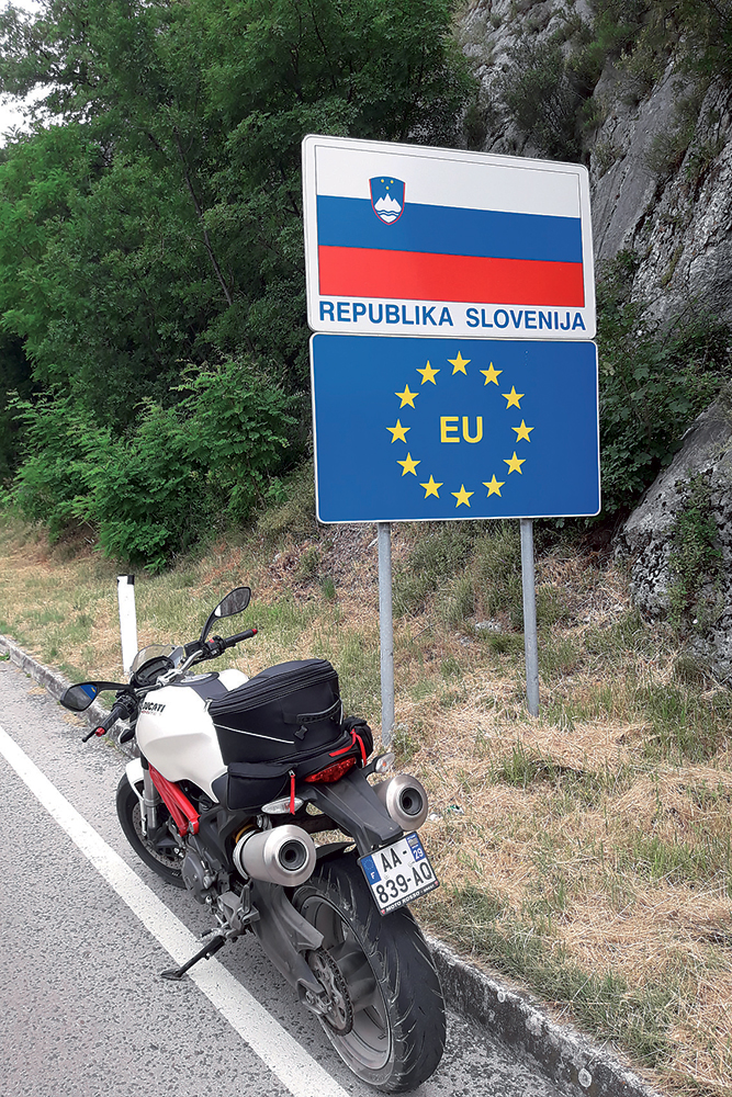 Ex-Yougoslavie en Ducati Monster 696