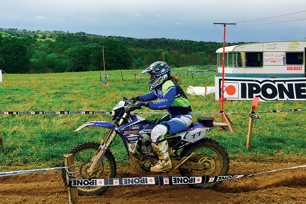 Podium de Barbara Collet sur sa Yamaha WRF 250