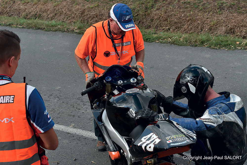 Ces hommes et femmes en orange, jaune... ou bleu...