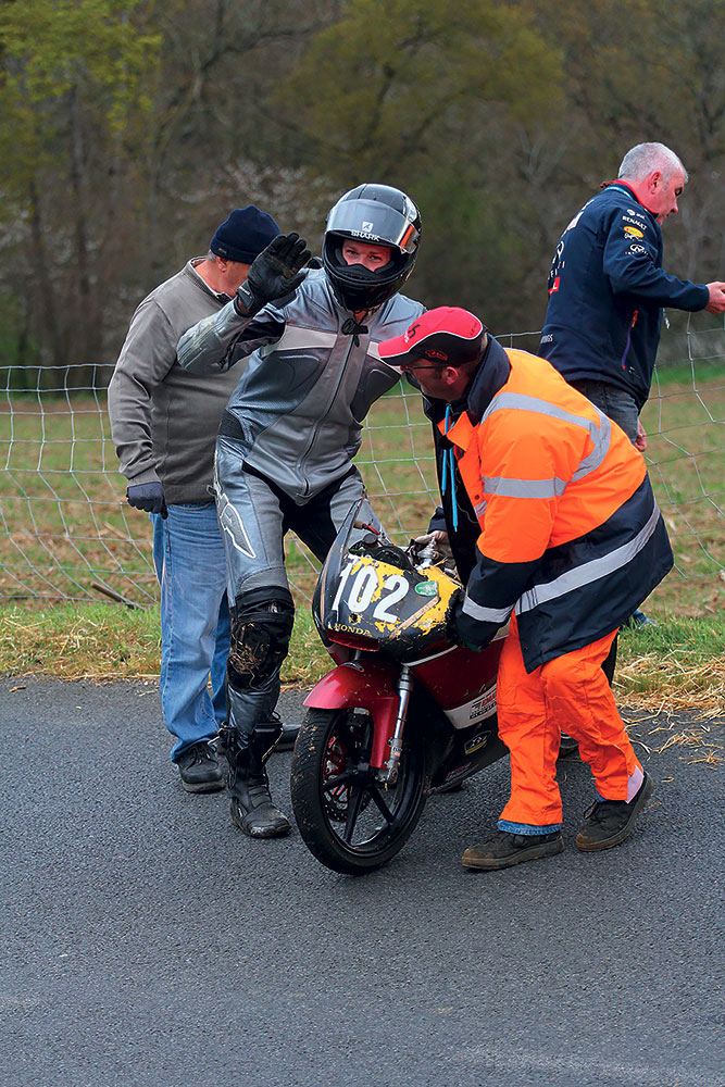 Ces hommes et femmes en orange, jaune... ou bleu...