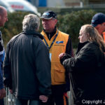 Ces hommes et femmes en orange, jaune... ou bleu...a