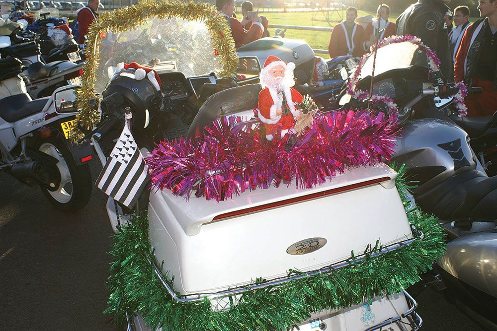 Les Motards du 35 et les Nez Rouges de Rennes jouent les Pères Noël !