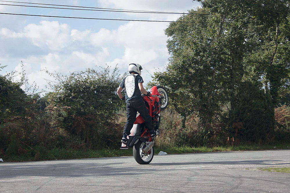 Stunt, Piste, Supermotard : trouvez le lien avec Eric Decossin !