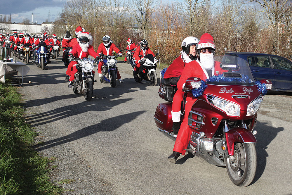 Les Motards du 35 et les Nez Rouges de Rennes jouent les Pères Noël !