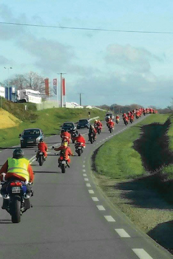 Les Motards du 35 et les Nez Rouges de Rennes jouent les Pères Noël !