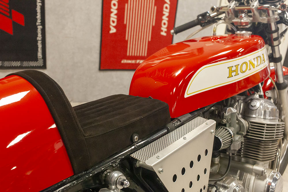 Une superbe Honda 750 Four chez Pist’On Bike !