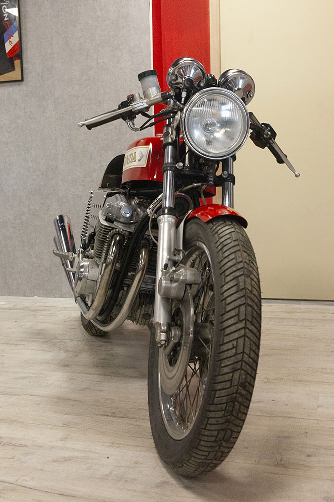 Une superbe Honda 750 Four chez Pist’On Bike !